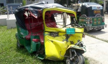 Autorickshaw smashed in Khulna, driver killed