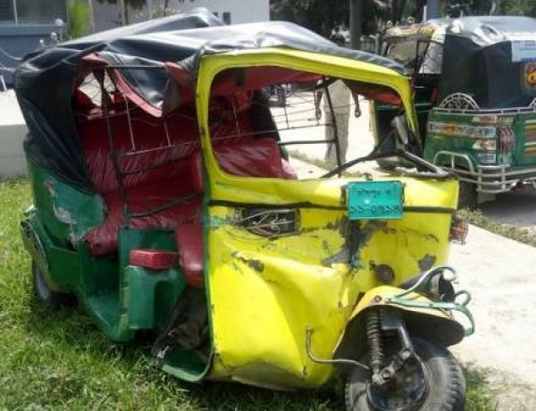 Autorickshaw smashed in Khulna, driver killed