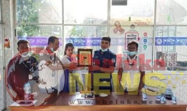 মানবিকতার জন্যে ওসি মাহমুদুল ইসলাম পেলেন ভালুকা উপজেলা প্রেসক্লাব সম্মাননা পদক। 