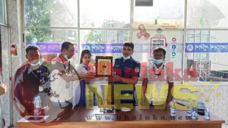 মানবিকতার জন্যে ওসি মাহমুদুল ইসলাম পেলেন ভালুকা উপজেলা প্রেসক্লাব সম্মাননা পদক। 