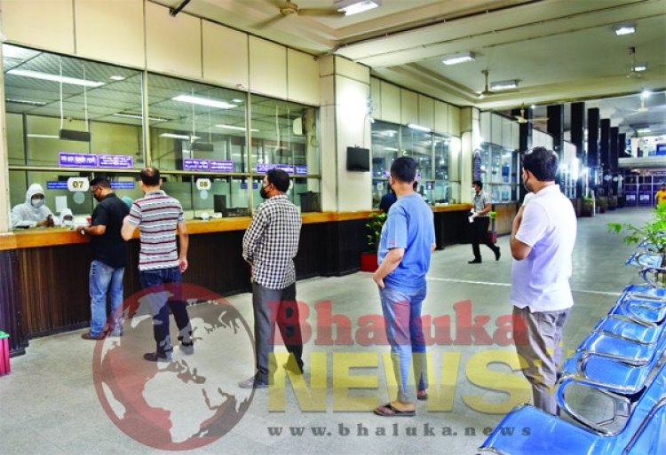 ব্যাংক খুলছে রোববার, লেনদেনের সময় পরিবর্তন